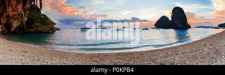 Viaggi popolari tropical roccia carsica ideale per arrampicate Phra Nang Cave Beach in sunset, provincia di Krabi, Thailandia Foto Stock