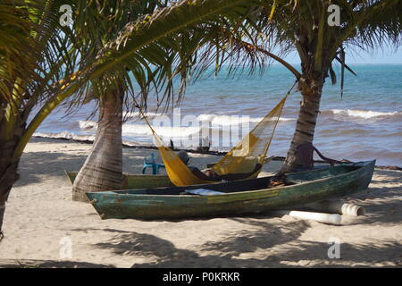 Lazy caribeanafternoon in una amaca in Hopkins, Belize Foto Stock