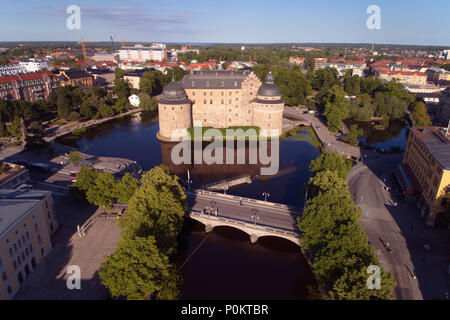 Orebro, Svezia - 8 Giugno 2018: Veduta aerea del castello di Orebro circondato dal fiume nel centro della citta'. Foto Stock