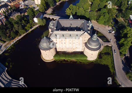 Orebro, Svezia - 8 Giugno 2018: vista aerea del Orebro castello circondato da acqua e situato nel centro della città. Foto Stock