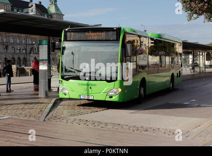 Malmo, Svezia - 24 agosto 2017: città verde autobus in servizio sulla linea 7 a Malmo stazione centrale. Foto Stock