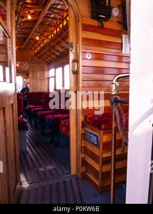Interno della carrozza ferroviaria su Manx elettrica ferroviaria (Douglas e Laxey tram elettrico) e Snaefell ferrovia di montagna (Snaefell Mountain tramvia) Foto Stock