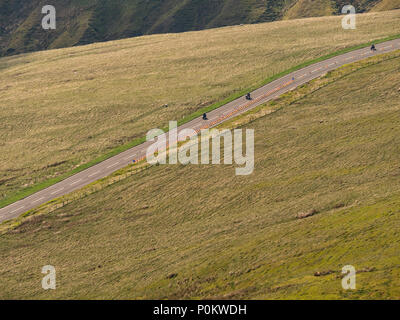 Vista dalla cima del monte Snaefell che mostra una linea di motocicli passando il bungalow sull'IOM TT corso, Isola di Man, REGNO UNITO Foto Stock