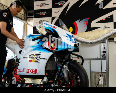 Moto elettrica Mugen, TT Zero, Isle of Man TT 2018. Tourist Trophy gara su strada, box / paddock Foto Stock