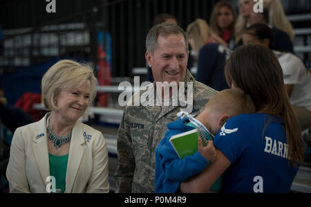 Air Force capo del personale gen. David L. Goldfein e sua moglie, Dawn, chat con cristallo e Nolan Barnhill, famiglia del Dipartimento della Difesa del guerriero atleta giochi Capt. Hunter Barnhill, durante la preliminare manche di qualificazione dell'evento di ripresa dei giochi in Colorado Springs, Colorado, Giugno 3, 2018. Mentre i giochi sono incentrate principalmente su gli atleti e le loro esperienze incredibili e le realizzazioni, ma sono anche in grado di riconoscere e riconoscere l'enorme impegno e il supporto di eroi nascosti: atleti' familiari e/o chiudere gli amici che hanno fatto i propri sacrifici per aiutare warrior Foto Stock