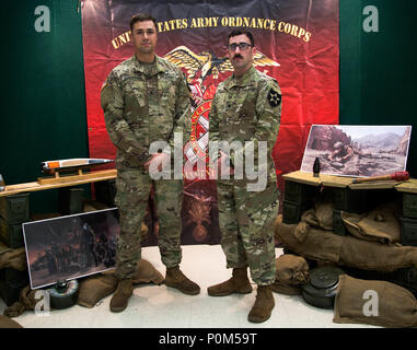 Stati Uniti Il personale dell'esercito Sgt. Edward Monczynski, sinistra e spc.Matteo Ruben della 718th OD CO (EOD) a Camp Humphreys, Corea posano per una foto del team a Fort A.P. Hill, 3 giugno 2018. EOD squadre sono valutati sulle operazioni e le attività associate necessarie per fornire supporto di EOD unificate per le operazioni di terra per eliminare e/o ridurre le minacce di esplosivo. L'Ordnance crogiolo è progettata per testare il soldato' il lavoro di squadra e di competenze di pensiero critico come esse si applicano soluzioni tecniche ai problemi del mondo reale migliorando la disponibilità della forza. (U.S. Esercito foto di SPC. La Shekinah M. Frye.) Foto Stock