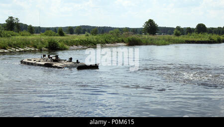 Truppe in un polacco BWP-1 cingolato anfibio di combattimento della fanteria veicolo navigare un ostacolo di acqua durante lo sciopero di Saber 18 in Wierzbiny, Polonia, il 04 giugno 2018. Saber Strike 2018 è l'ottava iterazione della lunga U.S. Esercito Europa-led esercizio cooperativa progettate per migliorare l'interoperabilità tra alleati e partner regionali. (Michigan esercito nazionale Guard foto di Capt. Tyler Piper/rilasciato) Foto Stock