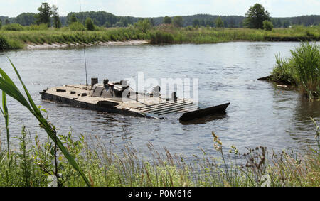 Truppe in un polacco BWP-1 cingolato anfibio di combattimento della fanteria veicolo navigare un ostacolo di acqua durante lo sciopero di Saber 18 in Wierzbiny, Polonia, il 04 giugno 2018. Saber Strike 2018 è l'ottava iterazione della lunga U.S. Esercito Europa-led esercizio cooperativa progettate per migliorare l'interoperabilità tra alleati e partner regionali. (Michigan esercito nazionale Guard foto di Capt. Tyler Piper/rilasciato) Foto Stock