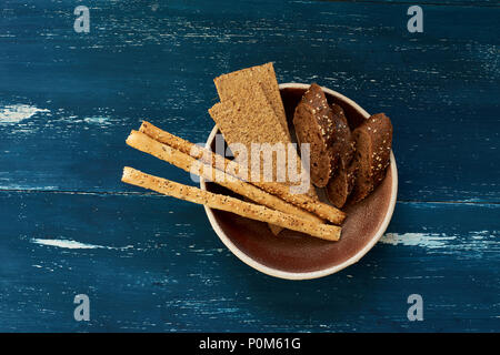 Pane nella ciotola marrone Foto Stock