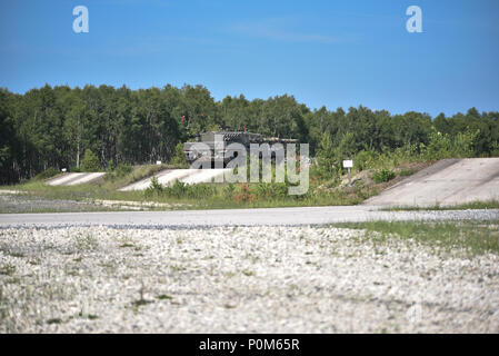 Un austriaco Leopard 2A4 serbatoio, azionato da soldati austriaci assegnato al serbatoio 6 Società, XIV Panzer battaglione, incendi presso il suo target durante l'Europa forte sfida del serbatoio (SETC), al settimo Esercito di formazione del comando di Grafenwoehr Area Formazione, Grafenwoehr, Germania, 04 giugno 2018. Stati Uniti Europa dell'esercito e dell'esercito tedesco co-host la terza Europa forte sfida del serbatoio in corrispondenza di Grafenwoehr Area Formazione, 3 giugno - 8, 2018. L'Europa forte sfida del serbatoio è un annuale evento di formazione progettate per fornire delle nazioni partecipanti una dinamica produttiva e divertimento ambiente in cui per favorire partenariati militare, forma Foto Stock