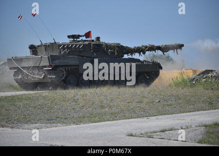 Un austriaco Leopard 2A4 serbatoio, azionato da soldati austriaci assegnato al serbatoio 6 Società, XIV Panzer battaglione, incendi presso il suo target durante l'Europa forte sfida del serbatoio (SETC), al settimo Esercito di formazione del comando di Grafenwoehr Area Formazione, Grafenwoehr, Germania, 04 giugno 2018. Stati Uniti Europa dell'esercito e dell'esercito tedesco co-host la terza Europa forte sfida del serbatoio in corrispondenza di Grafenwoehr Area Formazione, 3 giugno - 8, 2018. L'Europa forte sfida del serbatoio è un annuale evento di formazione progettate per fornire delle nazioni partecipanti una dinamica produttiva e divertimento ambiente in cui per favorire partenariati militare, forma Foto Stock