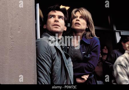 Pellicola originale titolo: Dante's Peak. Titolo inglese: Dante's Peak. Regista: roger donaldson. Anno: 1997. Stelle: Pierce Brosnan; LINDA HAMILTON. Credito: Paramount/universale/MGM / Vetro, BEN / Album Foto Stock