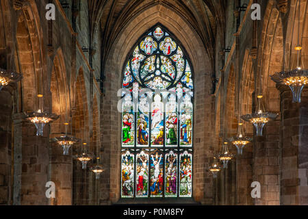 Interno Cattedrale di St. Giles in Edinburgo con vetrate colorate Foto Stock