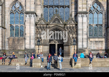 Facciata la cattedrale di St. Giles in Edinburgo con rilassanti persone Foto Stock