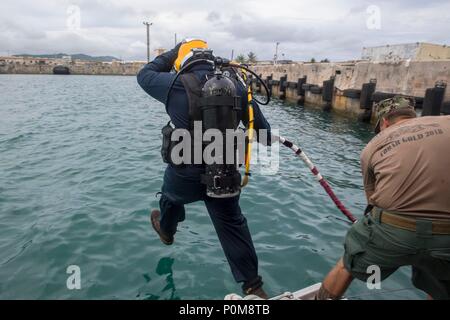 Costruzione elettricista di seconda classe Dailey Timoteo, da Snellville Georgia, attaccato alla costruzione subacquea Team (UCT) 2 esegue le operazioni di immersione in Apra Harbor, Guam Giugno 6, 2018. UCT 2 è specializzata nella costruzione, ispezione, manutenzione e riparazione di subacquea e waterfront strutture a sostegno della flotta del Pacifico. (U.S. Foto di Marina di Massa lo specialista di comunicazione di terza classe Kryzentia Richards/rilasciato) Foto Stock