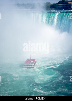 Hornblower tour in barca sul fiume Niagara a Niagara Falls, Ontario, Canada Foto Stock