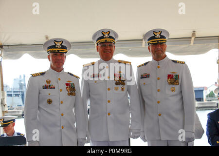 Coast Guard Capt. Contrassegnare Fedor, sinistra, Cap. Jeffrey Randall, destra e Vice Adm. Scott Buschman, centro di stare in piedi insieme dopo la modifica del comando del guardacoste James, martedì 5 giugno 2018, a della legge federale Training Center a Charleston, Carolina del Sud. Durante la cerimonia, Fedor trasferito il comando del coltello James di Randall. (U.S. La guardia costiera della foto per gentile concessione di Guardacoste James) Foto Stock