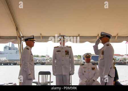 Coast Guard Capt. Jeffrey Randall, diritto, saluta il cap. Contrassegnare Fedor, il guardacoste James' comandante, a sinistra per indicare il cambiamento del comando del guardacoste James, martedì 5 giugno 2018, durante la taglierina del cambiamento del comando della cerimonia per la consegna della Legge federale Training Center a Charleston, Carolina del Sud. Fedor ha servito come James' comandante dal maggio 2016. (U.S. La guardia costiera della foto per gentile concessione di Guardacoste James) Foto Stock