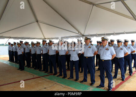 Guardacoste James equipaggio si erge a attenzione martedì 5 giugno 2018, durante il guardacoste James' modifica del comando cerimonia in occasione della Legge federale di formazione in Charleston, Carolina del Sud. Durante la cerimonia, il cap. Contrassegnare Fedor trasferito il comando del coltello James al cap. Jeffrey Randall. (U.S. La guardia costiera della foto per gentile concessione di Guardacoste James) Foto Stock