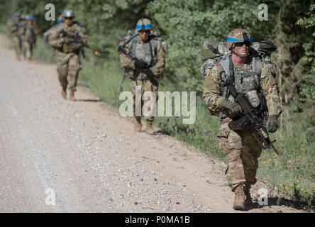 Stati Uniti Soldati del primo battaglione, 109° Reggimento di Fanteria, Pennsylvania National Guard, condurre un ruck marzo durante lo sciopero di Saber 18 al Pabrade Area Formazione, Lituania, Giugno 6, 2018. Saber Strike è una multinazionale di esercizio attualmente al suo ottavo anno di prove che i partecipanti provenienti da 19 paesi sulla loro capacità di lavorare insieme e di migliorare ogni unità è la sua capacità di eseguire le loro missioni designato. (U.S. Esercito foto di Spc. Andrew McNeil / 22nd Mobile degli affari pubblici distacco) Foto Stock