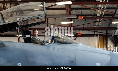 Il personale Sgt. Matteo Carraway, 362 Training Squadron F-15 capo equipaggio apprendista istruttore del corso, posa per una foto mentre nel cockpit di un F-15 Eagle trainer jet a Sheppard Air Force Base in Texas, Giugno 5, 2018. Carraway laureato di recente la propria classe, chi ha doppiato il 'most classe fotogenica' del 362 TRS. (U.S. Forza di Ari foto di Airman 1. Classe Pedro Tenorio) Foto Stock