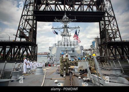 180607-N-EH218-0281 WILLAMETTE RIVER, (7 giugno 2018) Il Arleigh Burke-class guidato-missile destroyer USS Michael Murphy (DDG 112), passa sotto il ponte in acciaio come la nave transita verso Portland, Ore. per Rose Festival Settimana della flotta. Il festival e Portland Settimana della flotta sono una festa del mare servizi con i marinai, marine, e Guardia Costiera membri provenienti da Stati Uniti e Canada che rendono la città una porta di chiamata. (U.S. Foto di Marina di Massa lo specialista di comunicazione 2a classe Ryan J. Batchelder/rilasciato) Foto Stock