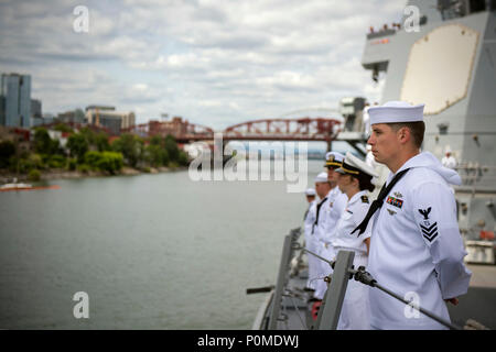 180607-N-EH218-0355 Portland, Ore., (7 giugno 2018) velisti assegnati al Arleigh Burke-class guidato-missile destroyer USS Michael Murphy (DDG 112), l'uomo le rotaie come la nave arriva a Portland per Rose Festival Settimana della flotta. Il festival e Portland Settimana della flotta sono una festa del mare servizi con i marinai, marine, e Guardia Costiera membri provenienti da Stati Uniti e Canada che rendono la città una porta di chiamata. (U.S. Foto di Marina di Massa lo specialista di comunicazione 2a classe Ryan J. Batchelder/rilasciato) Foto Stock