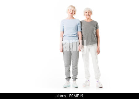 Due senior sorridente sportivi in piedi isolato su bianco Foto Stock