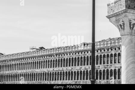 Le arcate della facciata su Piazza San Marco a Venezia, Italia Foto Stock