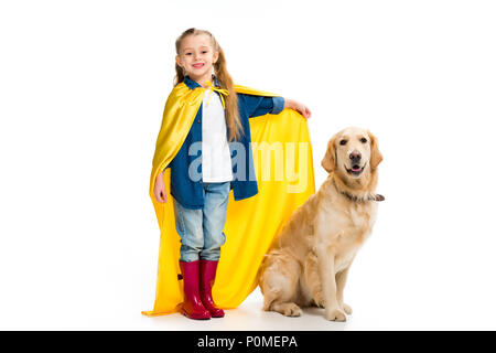 Supergirl in giallo permanente del capo con il golden retriever accanto isolato su bianco Foto Stock