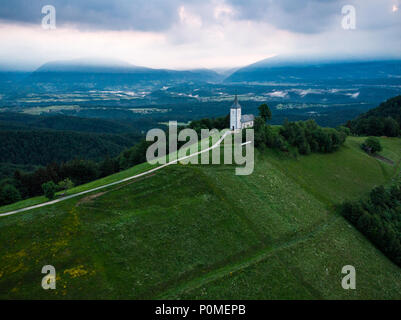 Veduta aerea solitaria cappella di San Primus e Felician, Jamnik, Slovenia Foto Stock