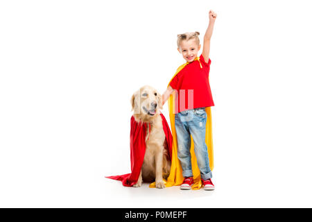 Cane in red cape con gesti supergirl accanto isolato su bianco Foto Stock