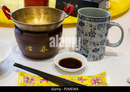 Yangzhou, Jiangsu, Cina. Ye Chun Tea House Colazione impostazione: Food Bowl, tazza da tè, bastoncini, la salsa di soia. Foto Stock