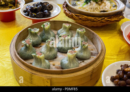 Yangzhou, Jiangsu, Cina. La prima colazione a Ye Chun Tea House: Jade ciambelle. Foto Stock