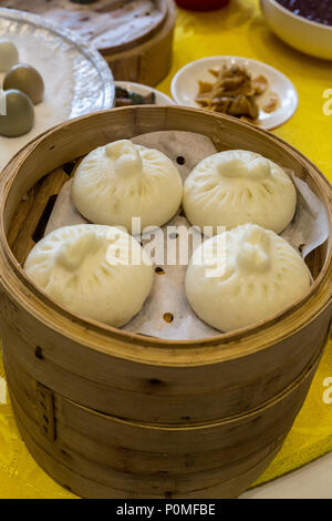 Yangzhou, Jiangsu, Cina. La prima colazione a Ye Chun Tea House. Dim Sum, panini, gnocchi. Foto Stock