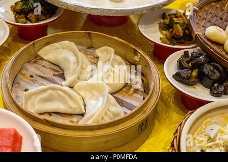 Yangzhou, Jiangsu, Cina. La prima colazione a Ye Chun Tea House: Gnocchi di patate al vapore. Funghi sulla destra. Foto Stock