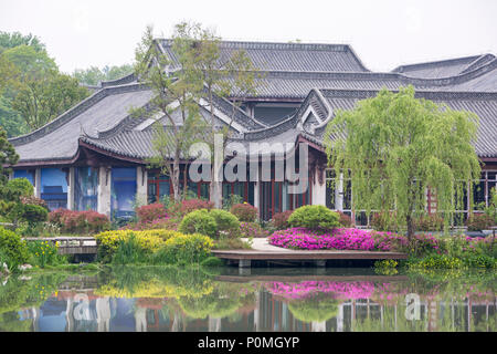 Yangzhou, Jiangsu, Cina. Giardino Bonsai, snello West Lake Park. Foto Stock