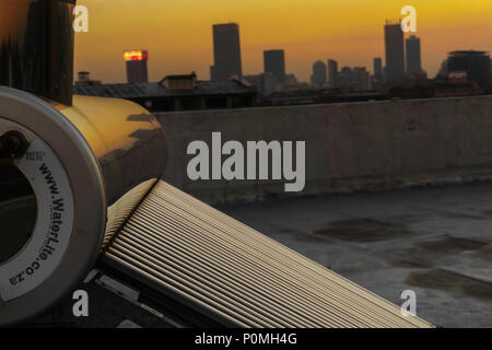 Un calorifero di acqua solare su un tetto in Troyeville, Johannesburg, Sud Africa Foto Stock