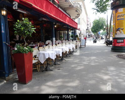 Cafe pronto per il servizio, prima dell'ora di pranzo, terrazza del Le Grand Cafe Capucines, Parigi, Francia Foto Stock