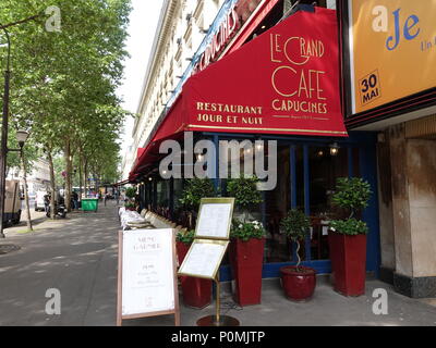 Cafe pronto per il servizio, prima dell'ora di pranzo, terrazza del Le Grand Cafe Capucines, Parigi, Francia Foto Stock