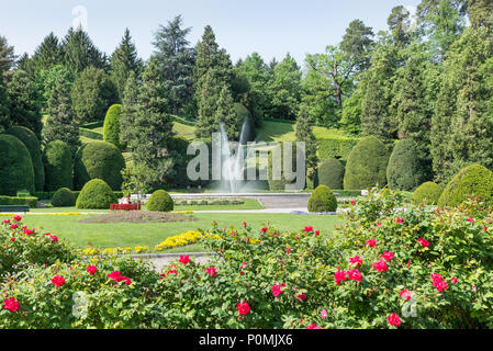 Tipico e famoso simmetrico giardino italiano (giardino all'italiana) o giardino formale (giardino formale), nel centro della città di Varese, Italia Foto Stock