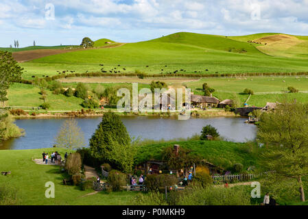 Hobbiton Movie set di Shire nel Signore degli Anelli e Lo Hobbit trilogie, Matamata, Nuova Zelanda Foto Stock