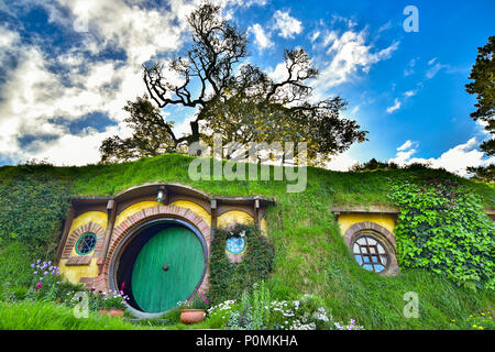 Hobbiton Movie set di Shire nel Signore degli Anelli e Lo Hobbit trilogie, Matamata, Nuova Zelanda Foto Stock