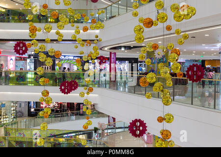 Yangzhou, Jiangsu, Cina. Wanda Shopping Mall, scene di interni. Foto Stock