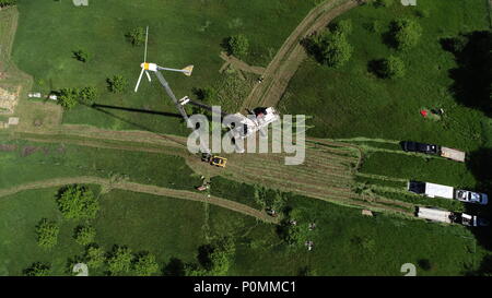 Antenna fuco vista di 10 kW Bergey turbina eolica di generare energia elettrica per azienda, home, estate, al Inn Serendipity bed and breakfast, Browntown, WI, Stati Uniti d'America Foto Stock