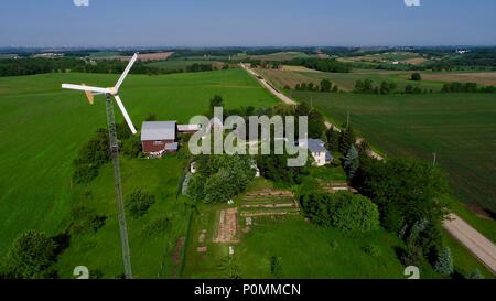 Antenna fuco vista di 10 kW Bergey turbina eolica di generare energia elettrica per azienda, home, estate, al Inn Serendipity bed and breakfast, Browntown, WI, Stati Uniti d'America Foto Stock