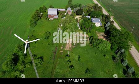 Antenna fuco vista di 10 kW Bergey turbina eolica di generare energia elettrica per azienda, home, estate, al Inn Serendipity bed and breakfast, Browntown, WI, Stati Uniti d'America Foto Stock