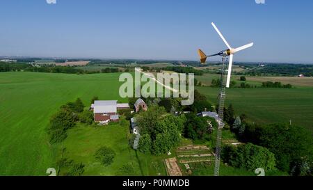 Antenna fuco vista di 10 kW Bergey turbina eolica di generare energia elettrica per azienda, home, estate, al Inn Serendipity bed and breakfast, Browntown, WI, Stati Uniti d'America Foto Stock