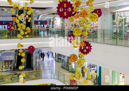 Yangzhou, Jiangsu, Cina. Wanda Shopping Mall, scene di interni. Foto Stock