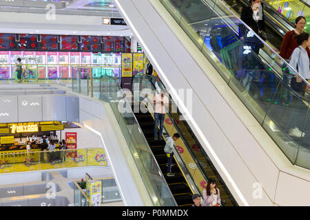 Yangzhou, Jiangsu, Cina. Wanda Shopping Mall, scene di interni. Foto Stock